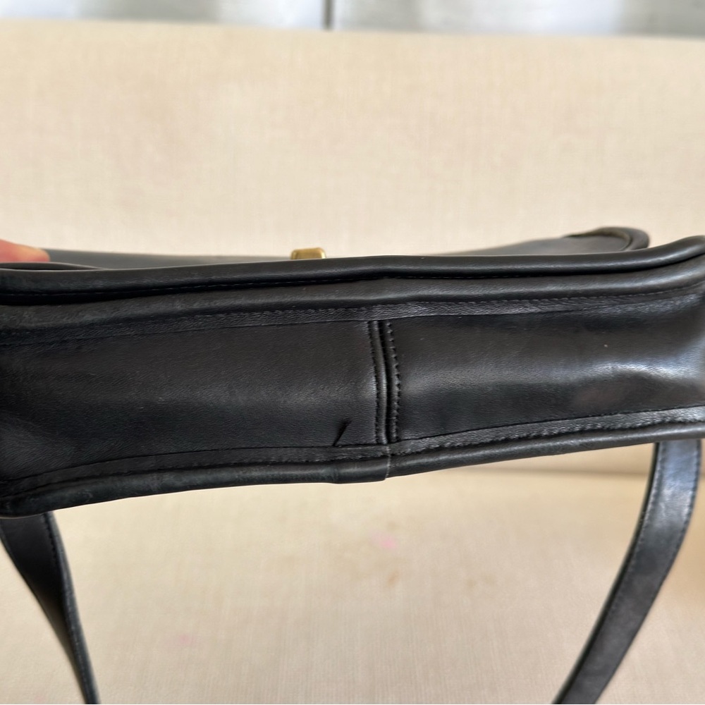 Vintage black leather Coach shoulder bag. - Picture 5 of 11